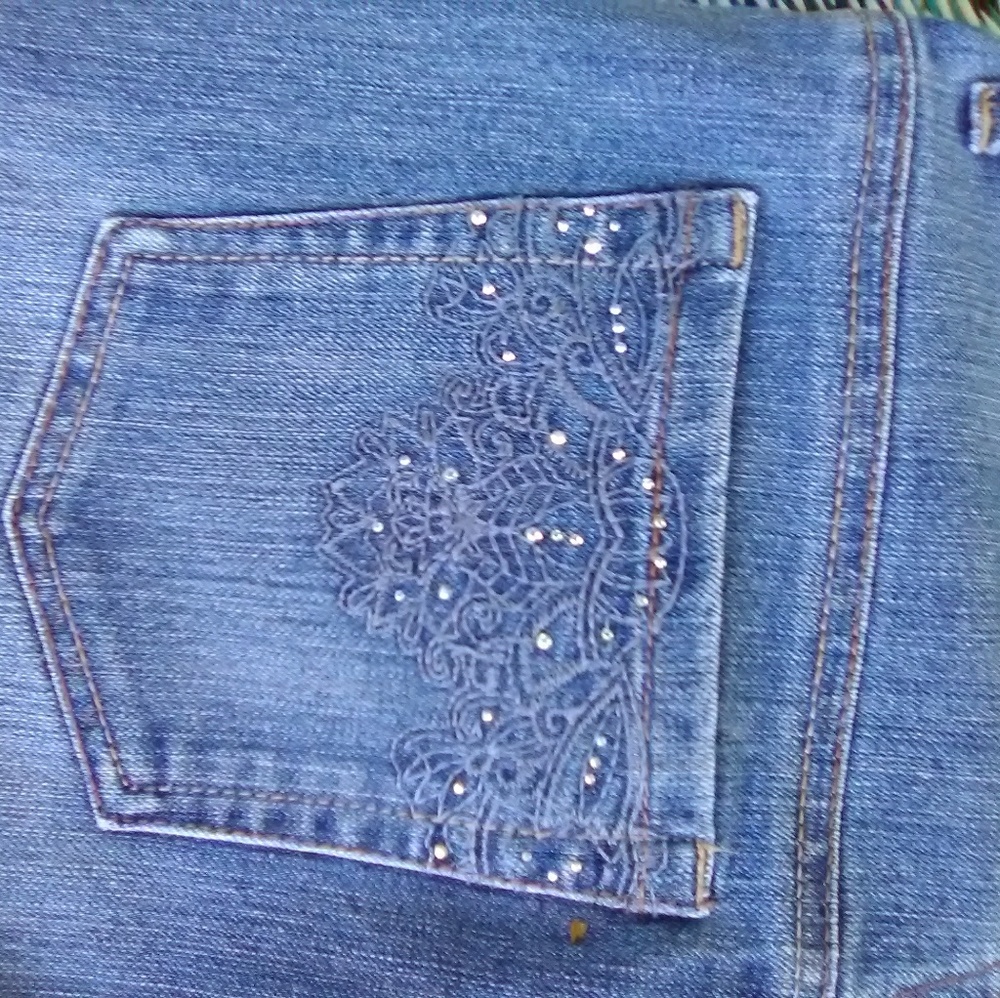 Blue jean capris by " Gloria Vanderbilt "